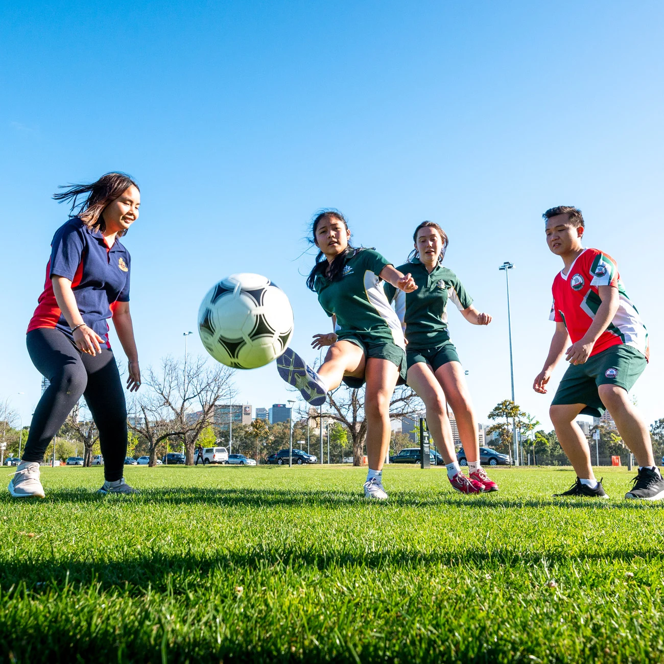 队报：皇马、曼联、巴黎等队正竞争18岁后卫约罗.